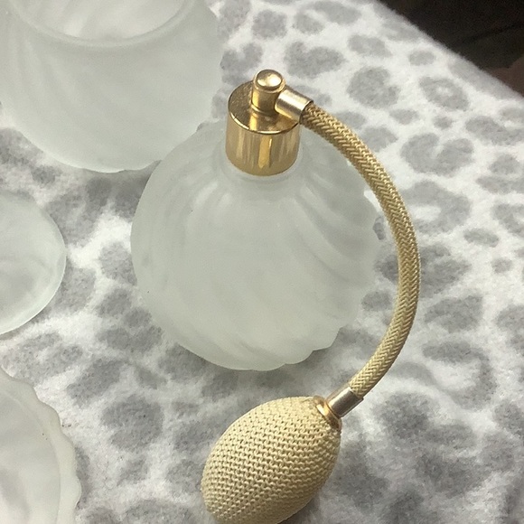 Vintage vanity tray frosted glass 3 bottles and tray included - Picture 3 of 9